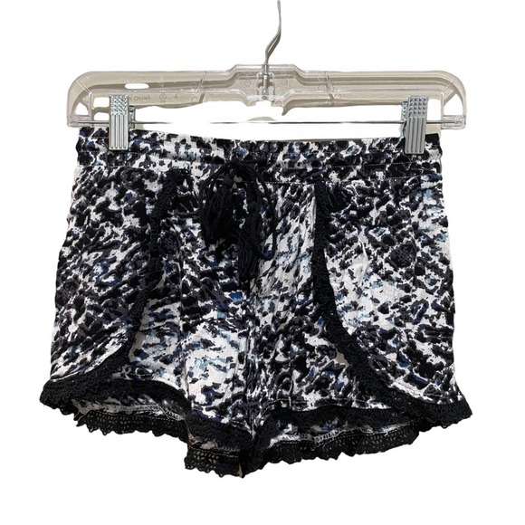 Mudd Printed Eyelet Lace Hem Shorts Black White Size Small - Picture 1 of 5